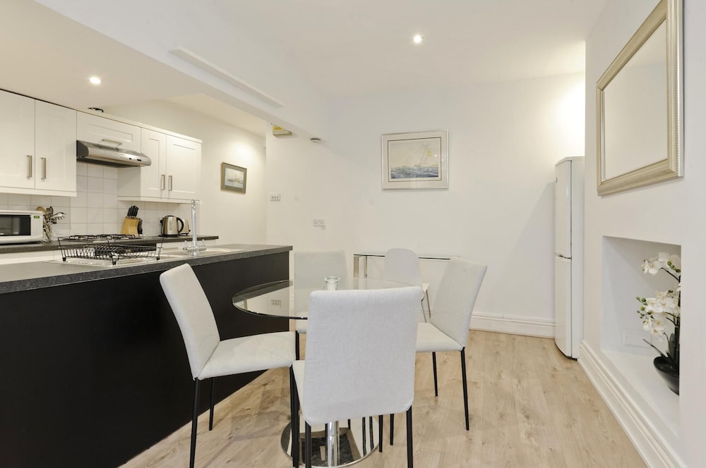Cosy 2 Bedroom Flat in Shepherds Bush