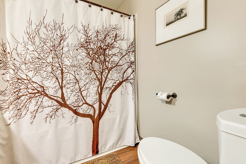 11 Mi to Sugarbush: Eclectic Ski House w/ Hot Tub!