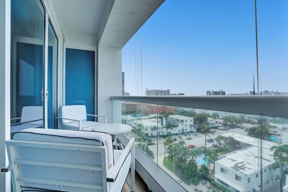 Chic Beachfront Bliss: Your Perfect 1 BR Retreat !