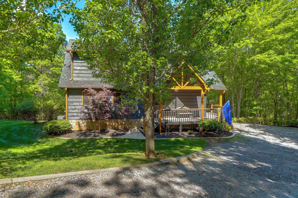 Family Friendly: Hot Tub Haven in Mineral Bluff!