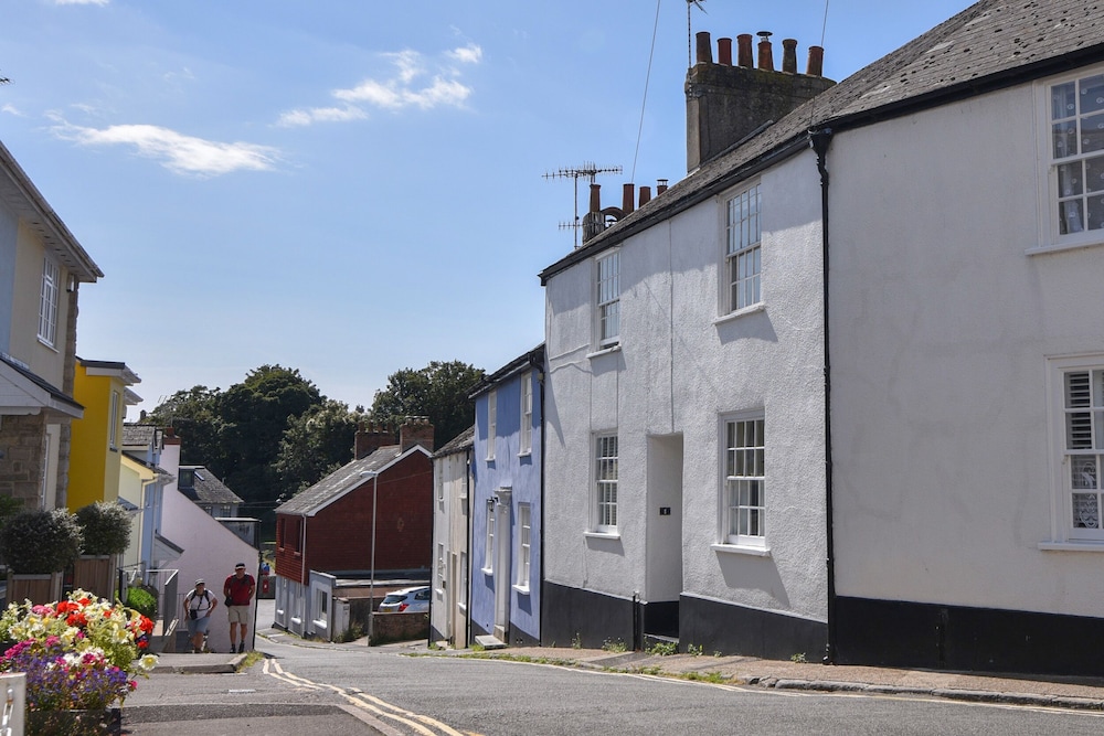 1 Dolphin Cottages