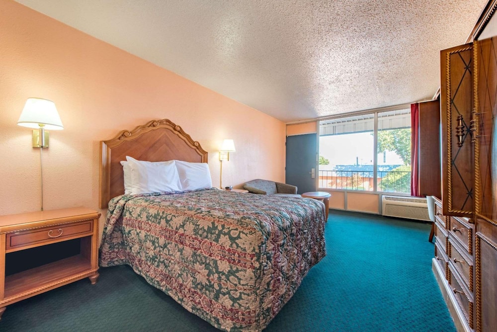 Lawton Vacations - Castle Inn  Suites - Property Image 8