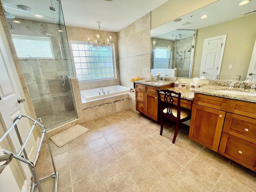 Blacstone Avenue 38285
