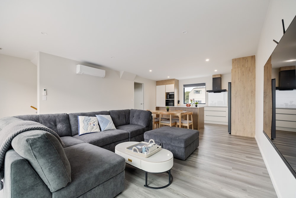 New Central Stay Near CHCH's Best