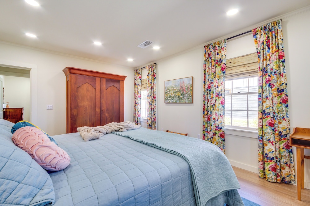 Colorful & Retro Perkinston Cottage w/ Yard!