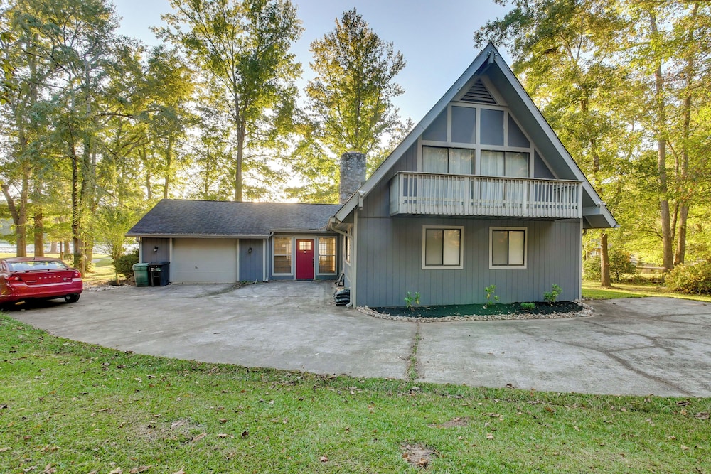 Waterfront Escape w/ Hot tub & Dock in Eatonton!