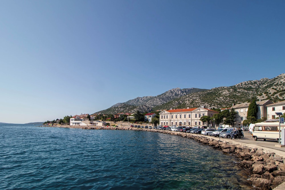 Seafront Apartment Sanja