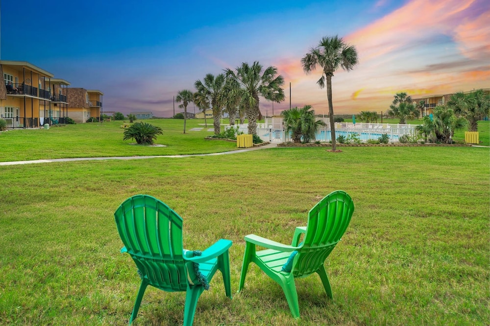 2 Units Beachfront Complex w Pool Pickleball Beach Bliss Bleach Bungalow