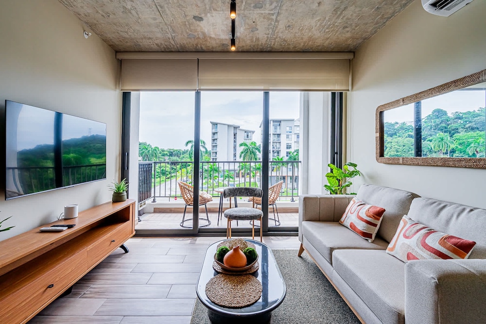 w Modern 2BR w Great Deco in Centriqo