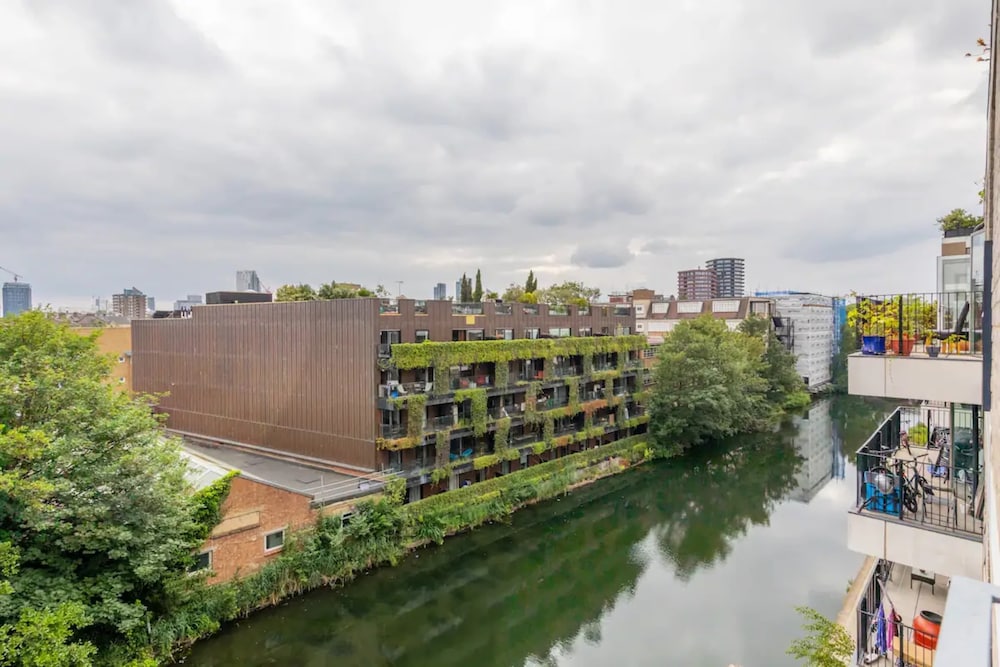 Serene 1BD Canal-side Flat w/ Terrace - Haggerston