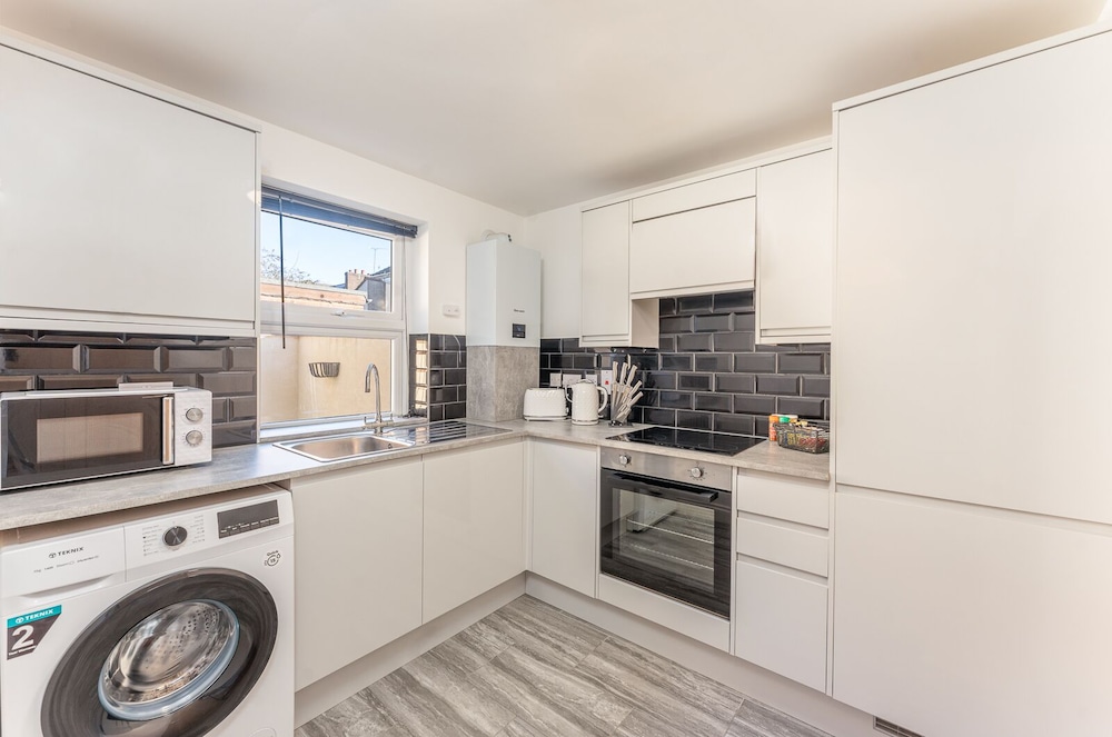 Homely 2-bed Apartment Near Luton Town Centre view 4