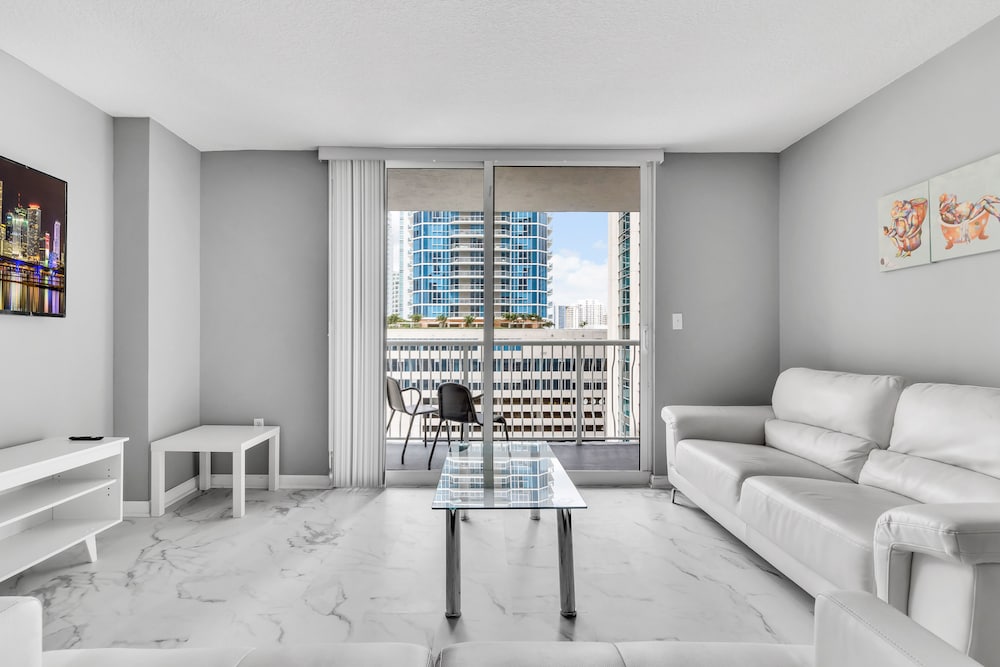 Luxury Apartments W Pool & Ocean views
