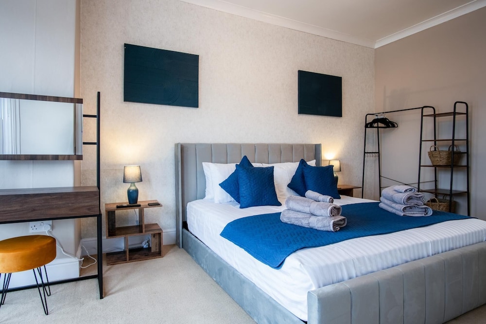 The Lanterns - 9 Bedroom - Sleeps 17 - Saundersfoot Village Centre