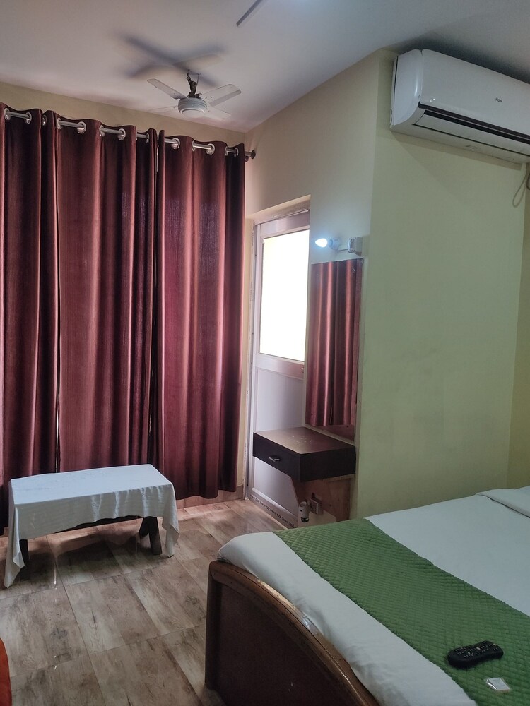 Holiday Inn Guest House