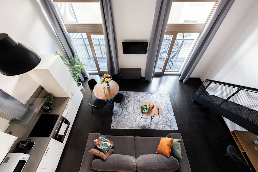 Modern Loft with Balcony Close to Center