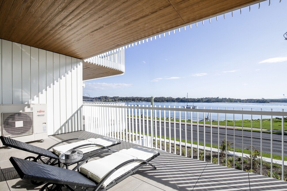 Bayfront Holiday Retreat With Parking