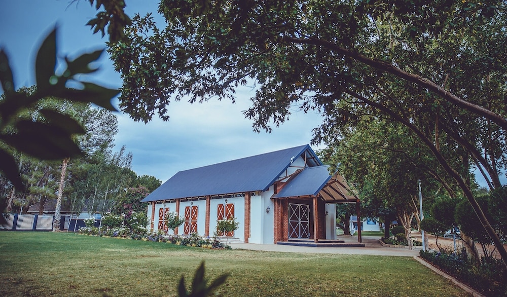 Hotel Warm Karoo Bloemfontein - Image 1