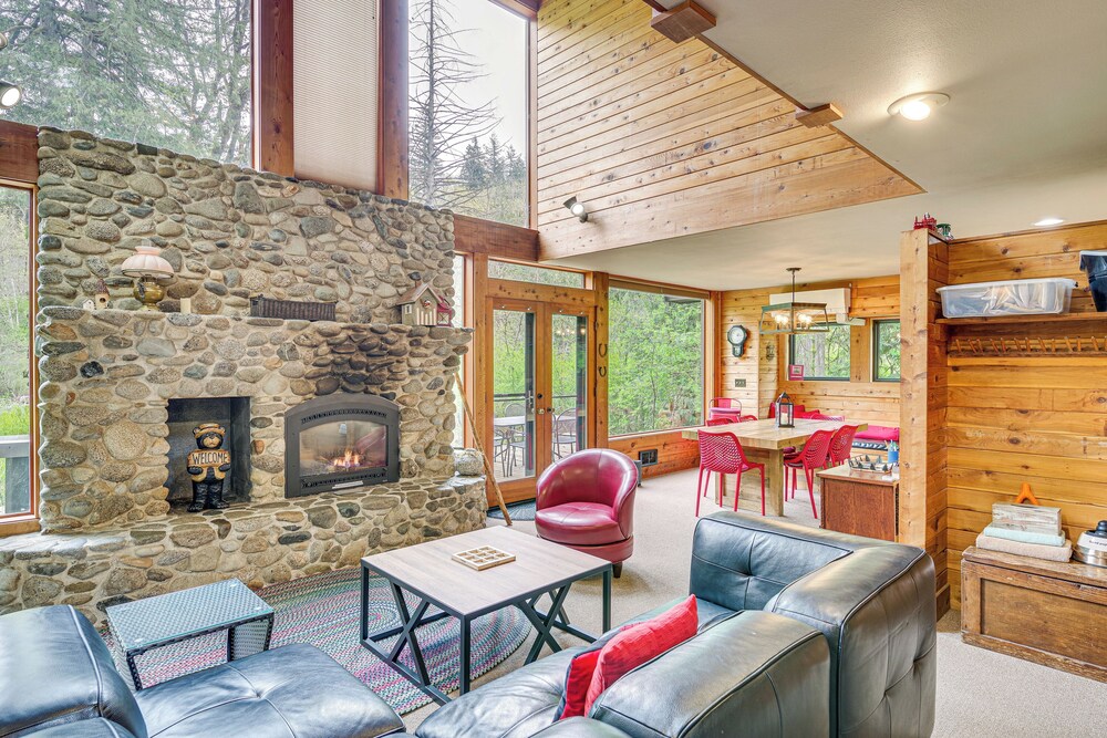 Riverfront Skykomish Cabin w/ Private Hot Tub!