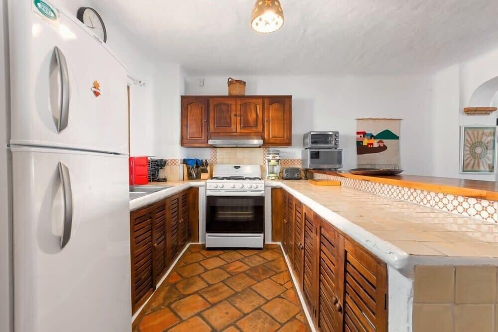 Ocean View 2Br Condo-balcony-beach-pool 710