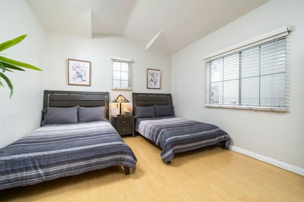 Bright Townhome Retreat With Private Patio Walk Trails