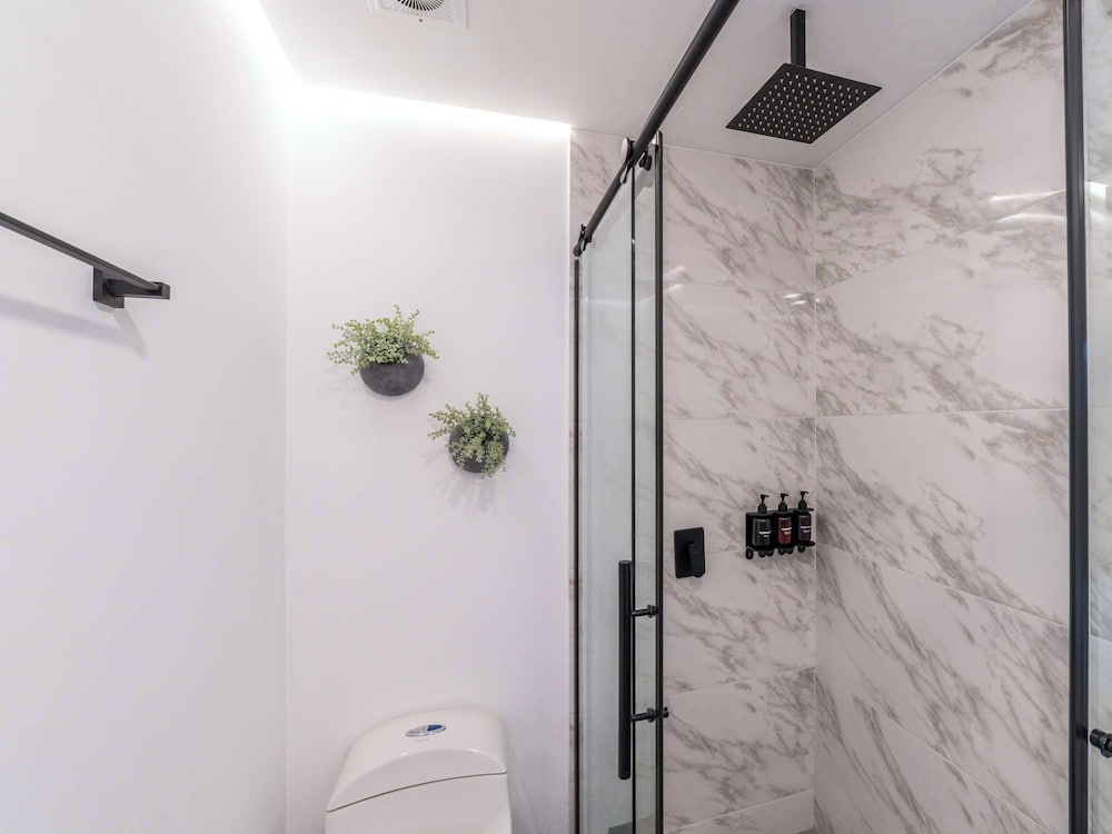 w Elegant 3BR w Outdoor Balcony