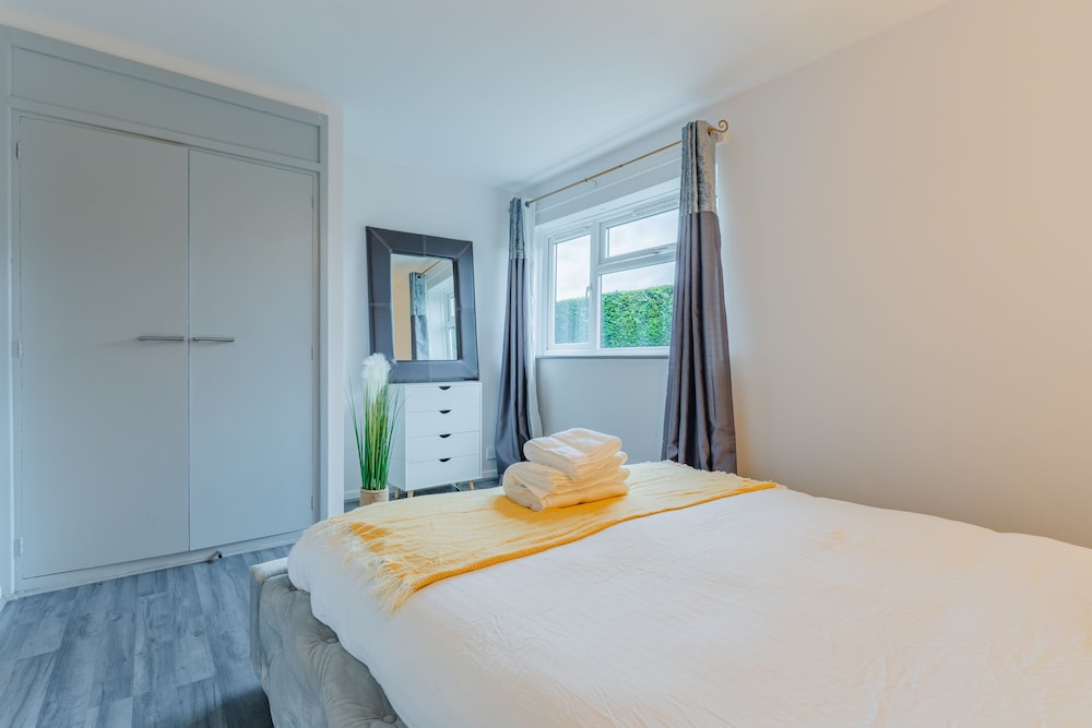 1bed-sleeps2-parking-nearcitycentre-jlr-nec view 3
