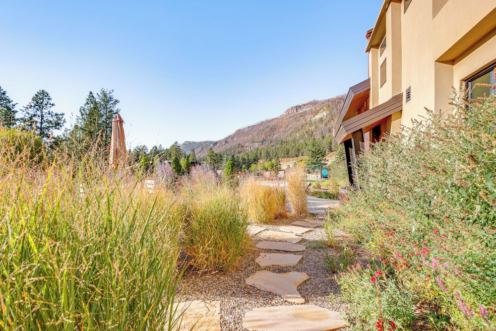 10 Mi to Skiing: Durango Condo w/ Golf Course View