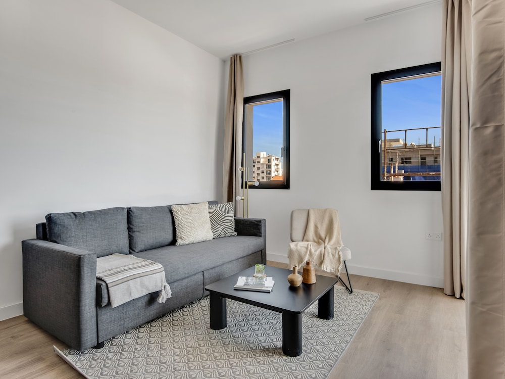 Sanders Crystal 2 - Lovely 2-bdr Apt With Shared Rooftop