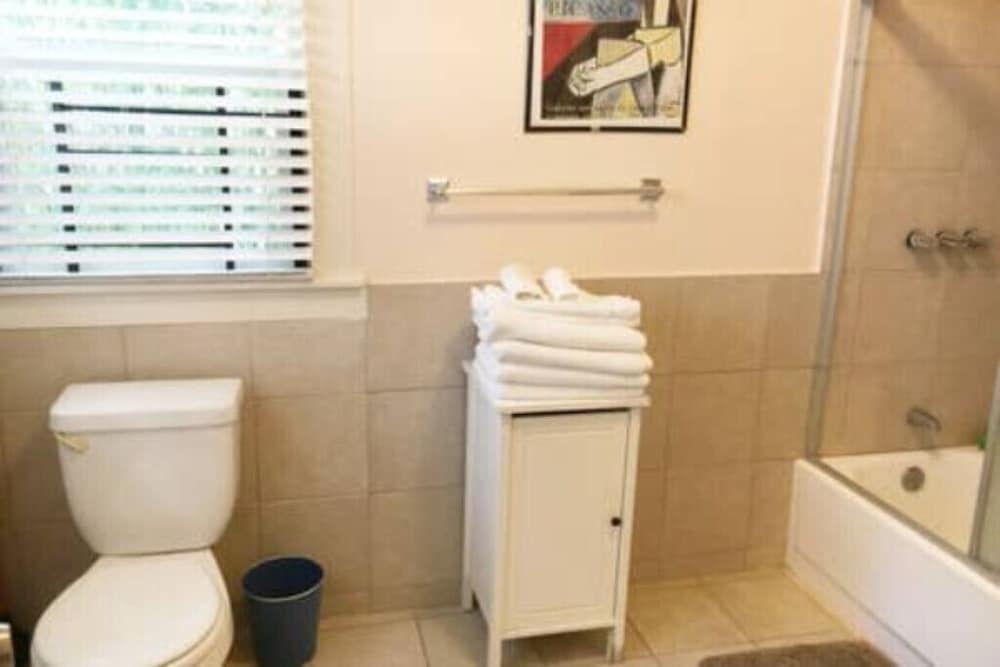 Hollywood Hills Suites