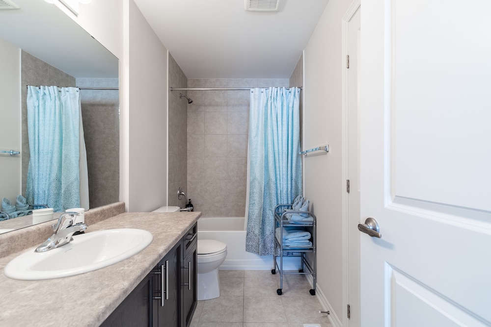 Modern 3BR 2BA Townhome in Lakeshore