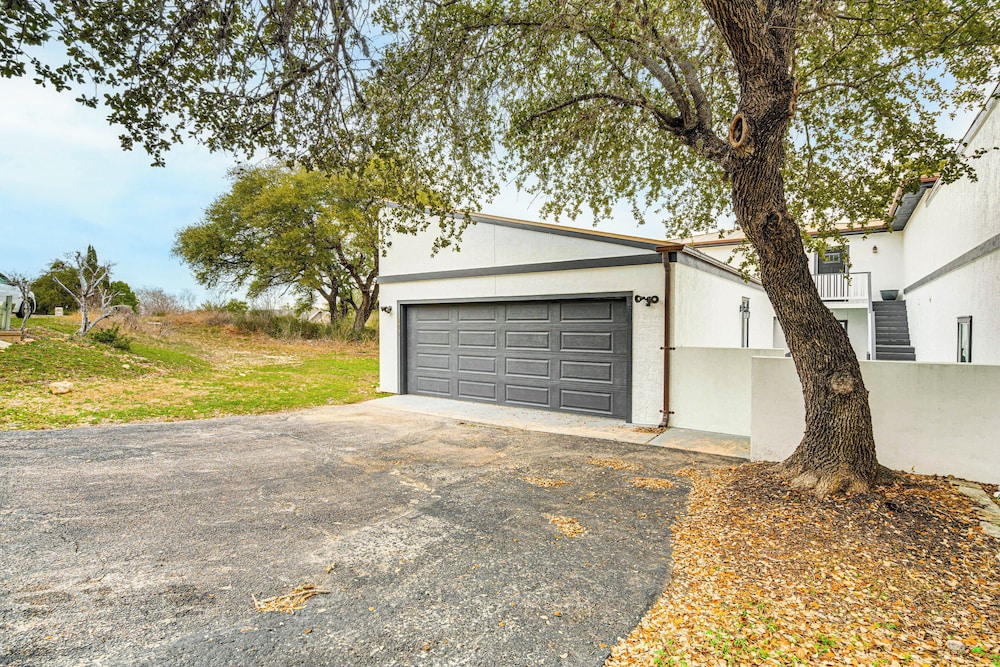 Private Hot Tub & Golf Course Views: Lakeway Gem