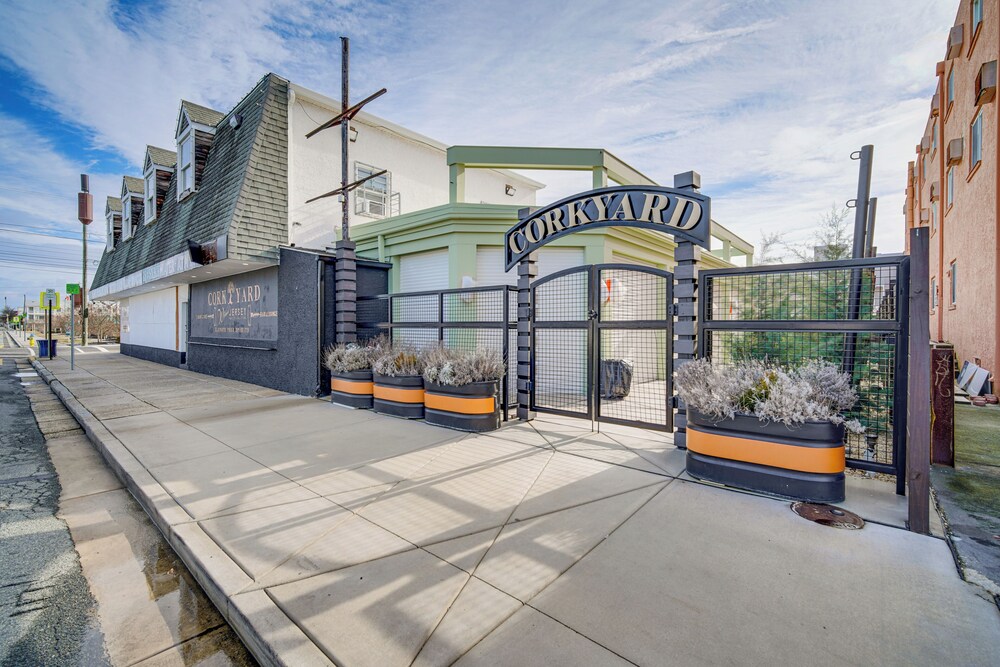 Half-block to Beach & Conventions: Wildwood Studio