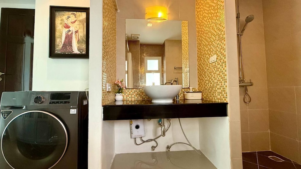 6-20 - 2 Bdr Condo With Balcony and Shared Pool