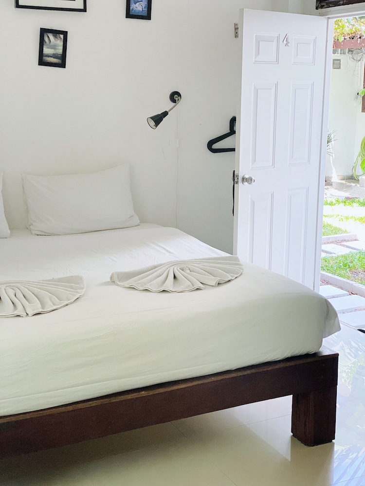 The Reef Hotel & Studios