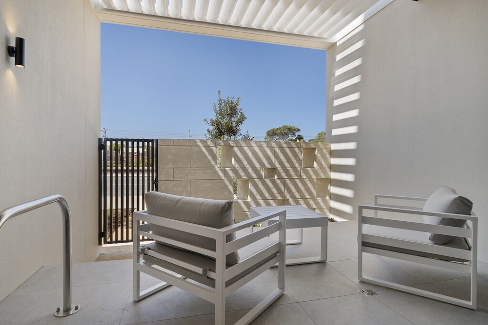 Chic Ground-floor Studio Near Local Cafes
