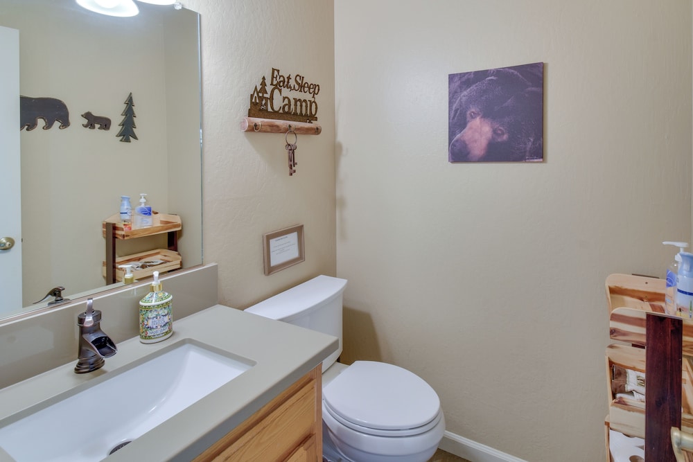 Hot Tub + Pool Table: Cabin Near Calaveras Park!