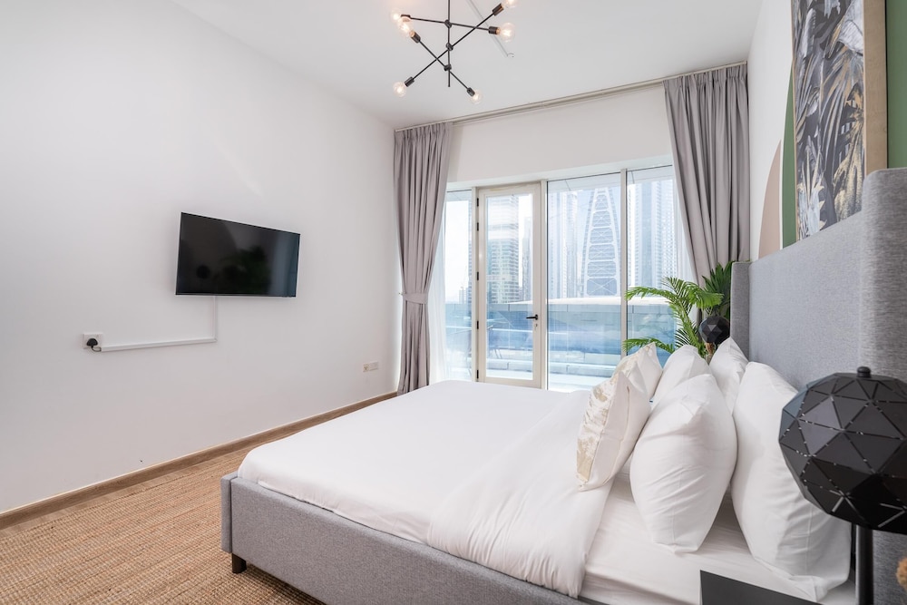 Dubai Marina - Stunning Huge 4 Bedroom Apts Near JBR - Gym - Pool - Parking by Sojo Stay