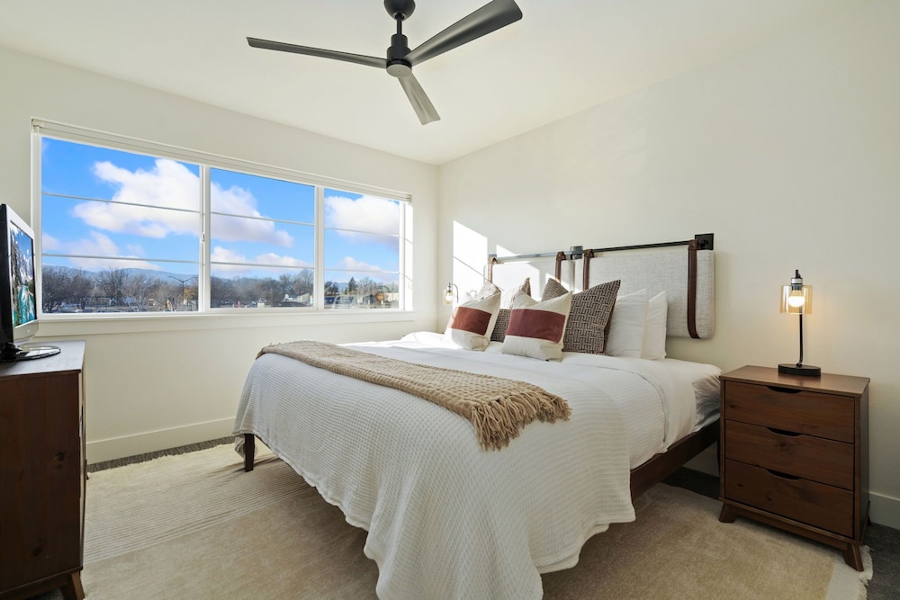 Mountain View Home w/ King Beds & Rooftop Deck