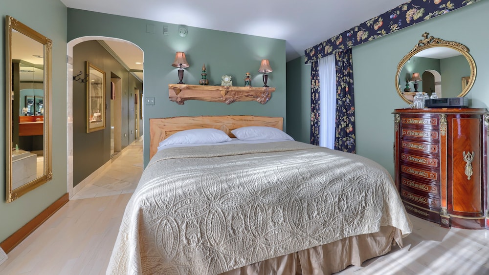 Twin Pine Manor Bed & Breakfast