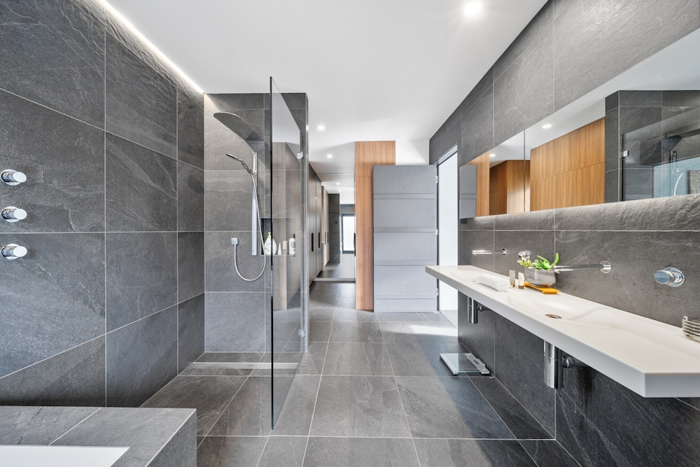 Luxurious 2-bed: Pool, Lift, Dining
