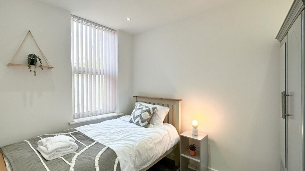 Stunning Design 3 Bedroom House Street Parking view 2