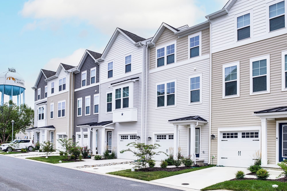< 1 Mi to Dtwn: Waterfront Townhome in Cambridge!