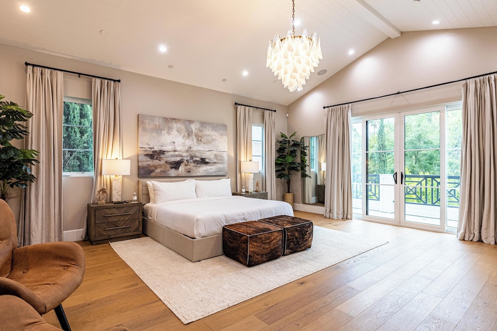 Otis Ave - Modern Farmhouse Retreat w/ Pool, Spa & Luxe Interiors