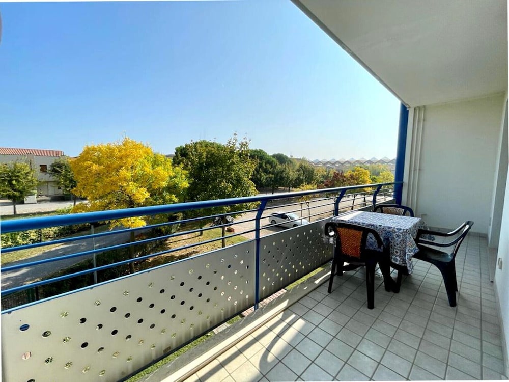 Comfortable Apartment in Residence With a Pool