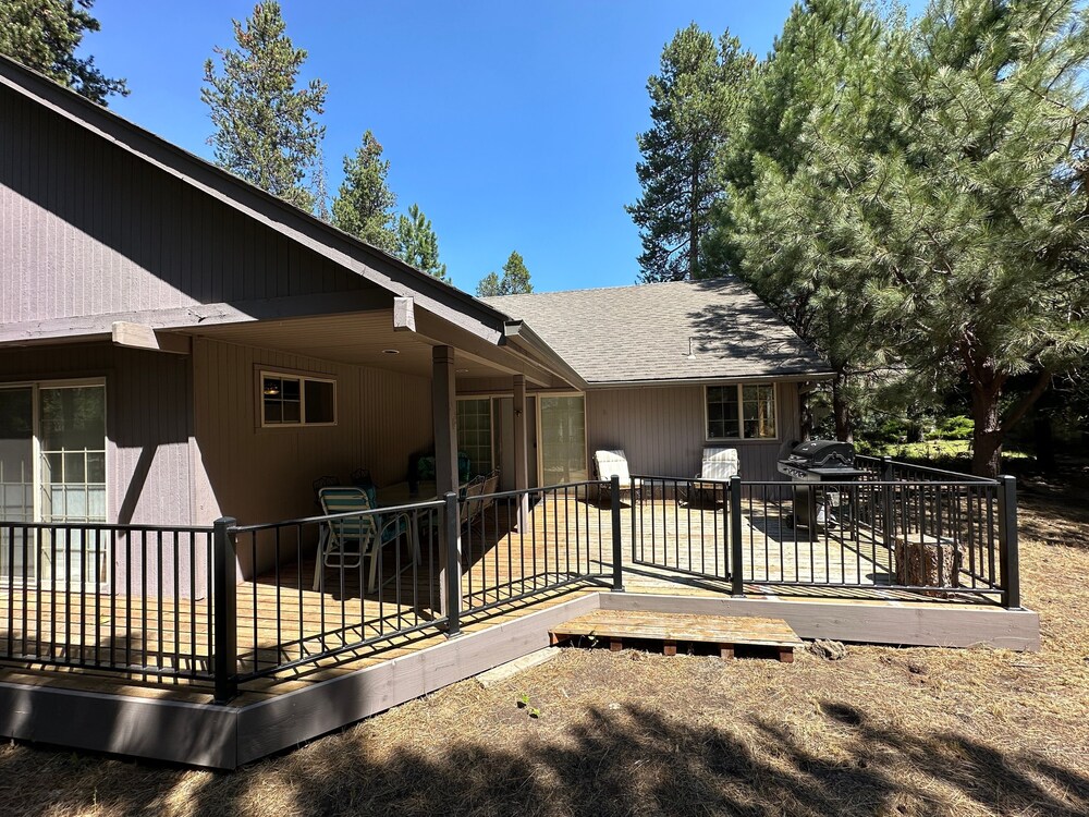 Pet-Friendly 13 Ollalie Home features Double Car Garage by RedAwning view 5