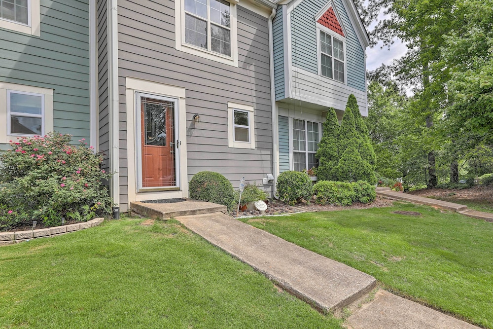 Norcross Townhome ~ 18 Mi to Dtwn Atlanta!