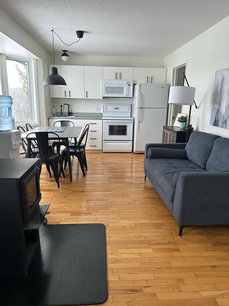 Renovated Chalet for Rent in Front of the Lake