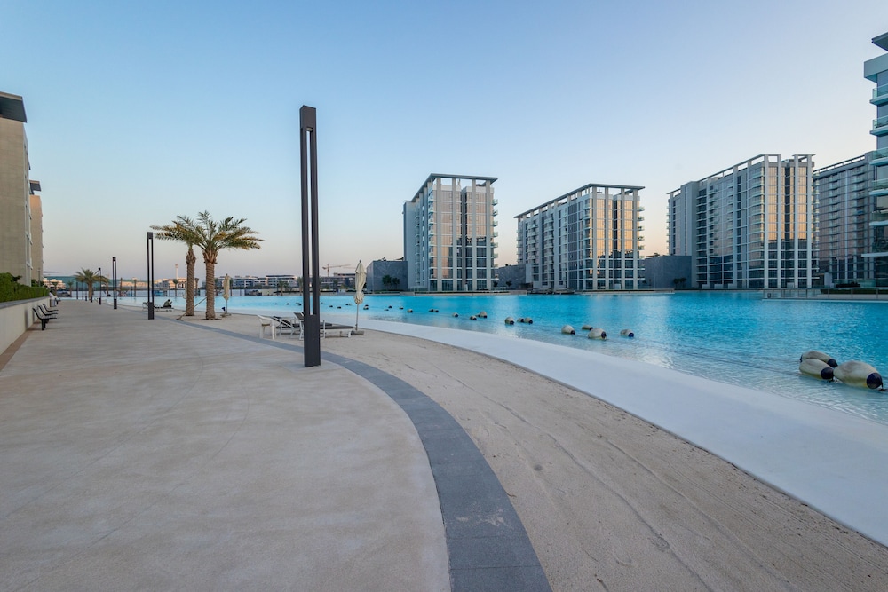 SuperHost - Serene 1BR in District One With Artificial Beach — recepcion & lobby