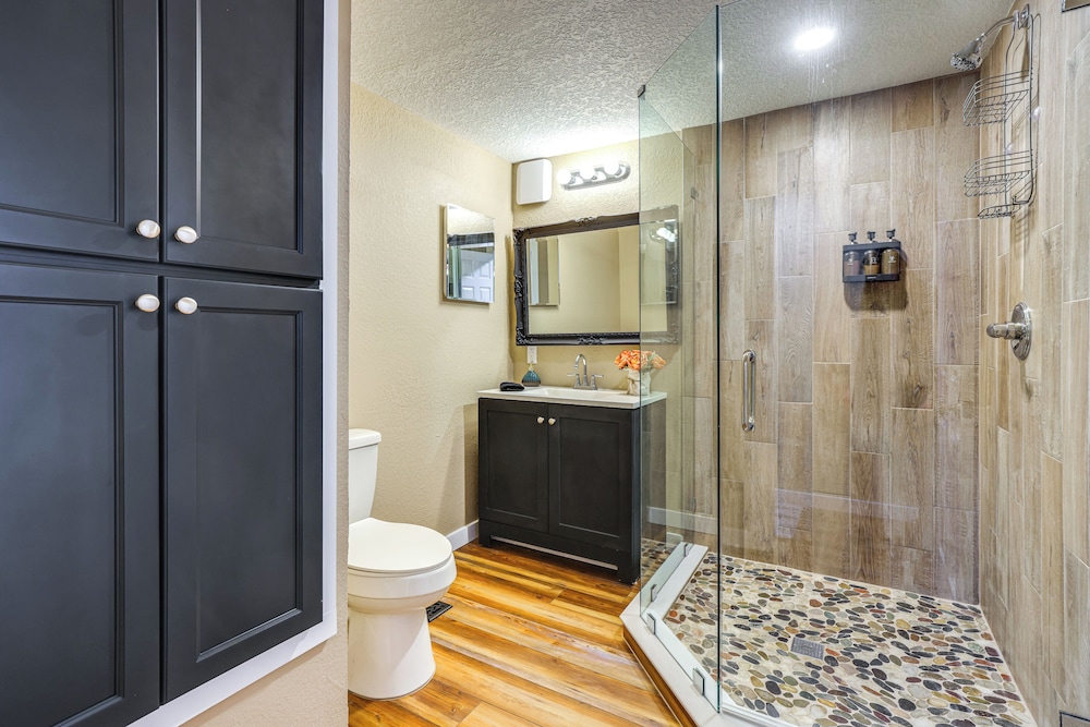 Lakefront Home w/ Hot Tub & Dock in Orlando!