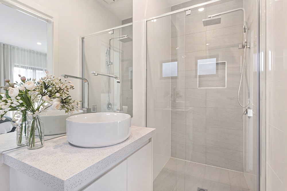 Gorgeous 3-bed House With Spacious Shared Backyard
